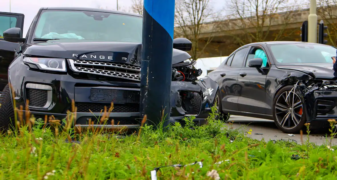 Botsing tussen twee auto's leidt tot schade - Foto 6