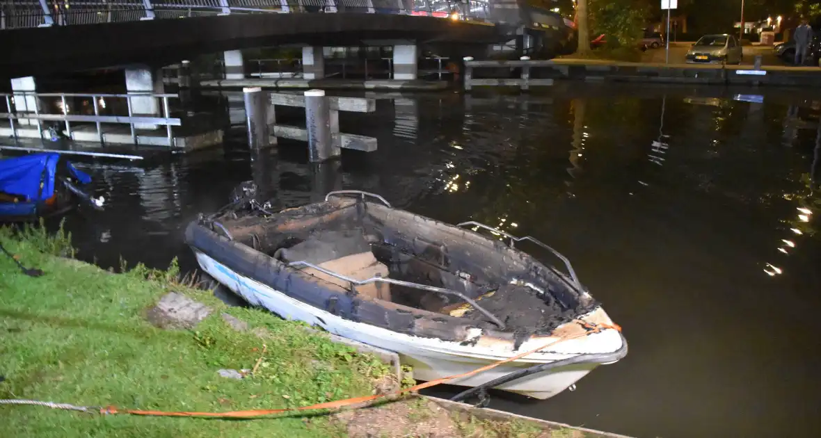 Brand op boot zorgt voor rookontwikkeling