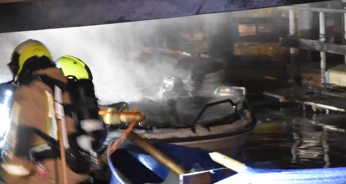 Brand op boot zorgt voor rookontwikkeling - Foto 8