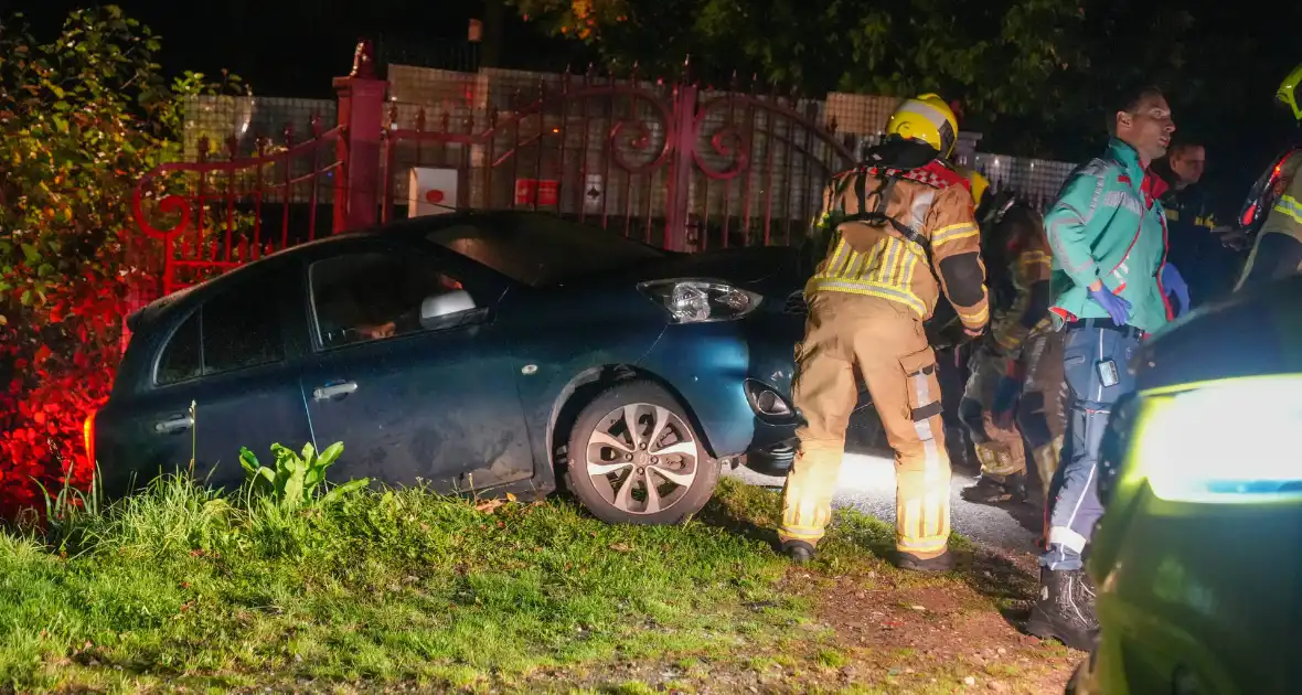 Brandweer haalt persoon uit te water geraakt voertuig