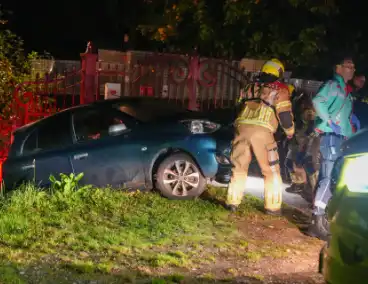 Brandweer haalt persoon uit te water geraakt voertuig