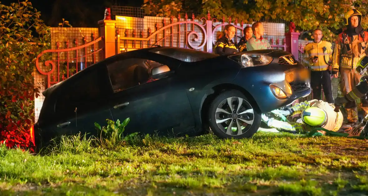 Brandweer haalt persoon uit te water geraakt voertuig - Foto 1
