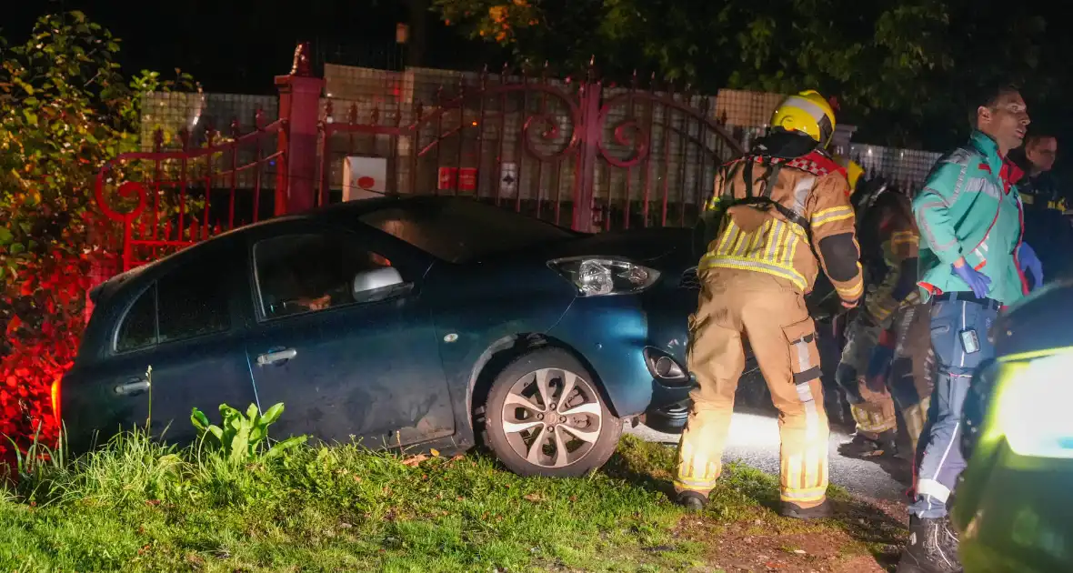 Brandweer haalt persoon uit te water geraakt voertuig - Foto 2