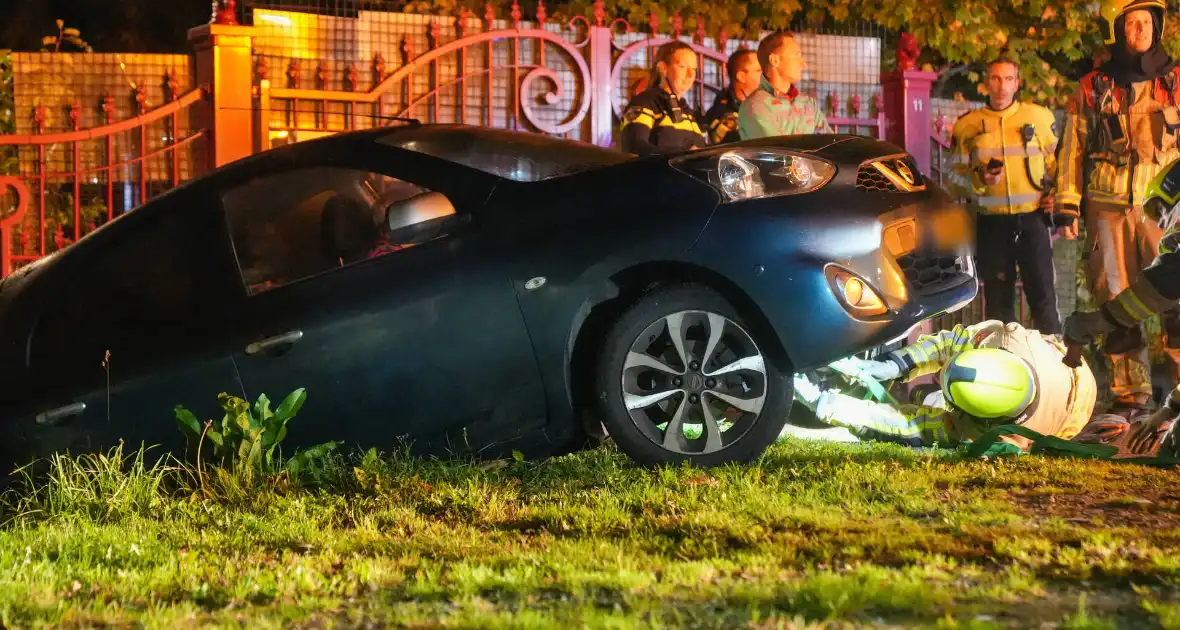 Brandweer haalt persoon uit te water geraakt voertuig - Foto 3