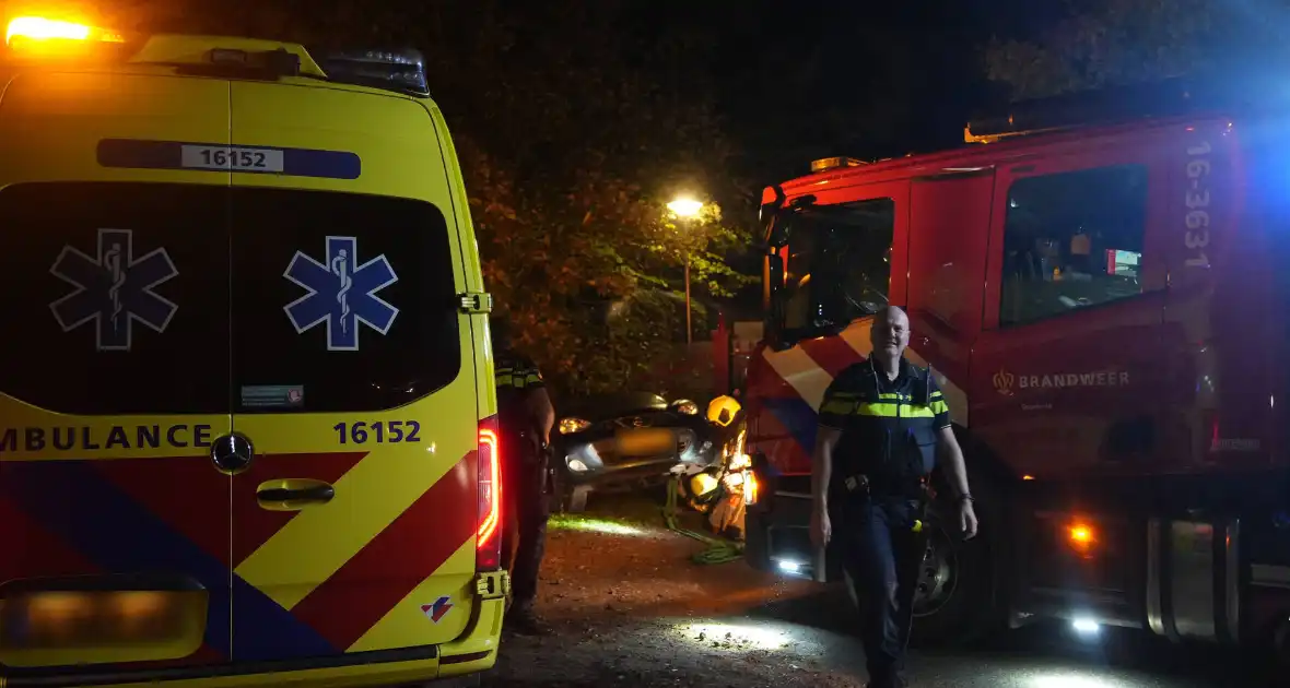 Brandweer haalt persoon uit te water geraakt voertuig - Foto 4