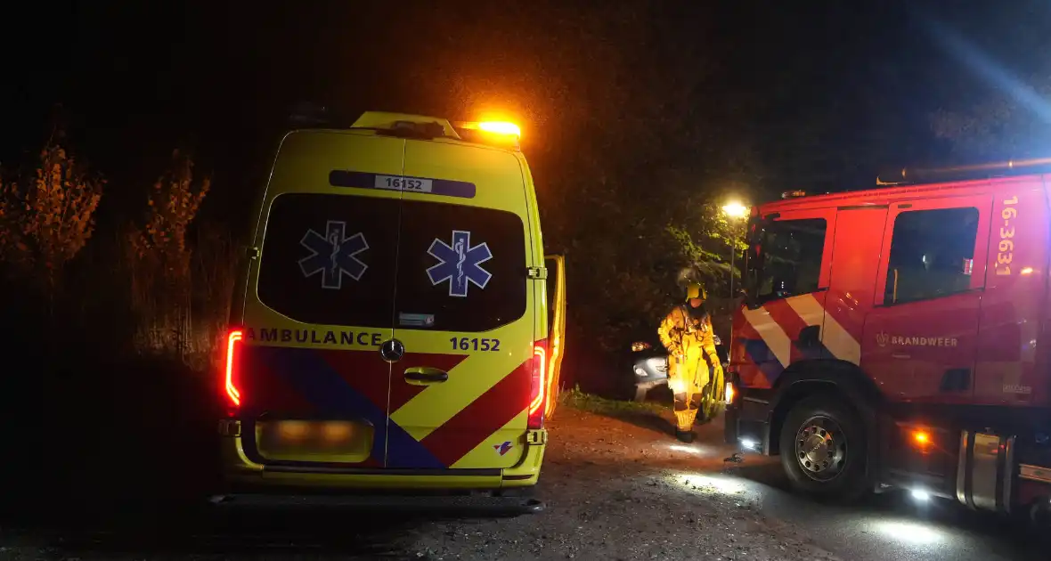 Brandweer haalt persoon uit te water geraakt voertuig - Foto 5