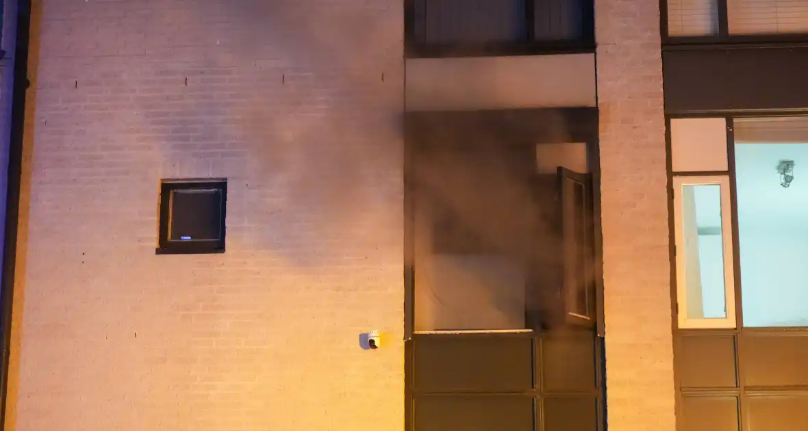 Brandweer ventileert woning na brand in meterkast