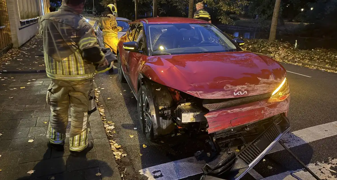 Automobilist crasht tegen twee woningen