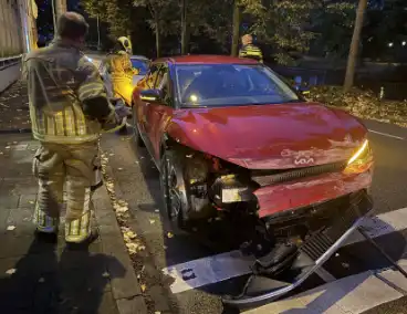 Automobilist crasht tegen twee woningen