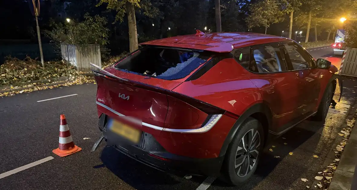 Automobilist crasht tegen twee woningen - Foto 1