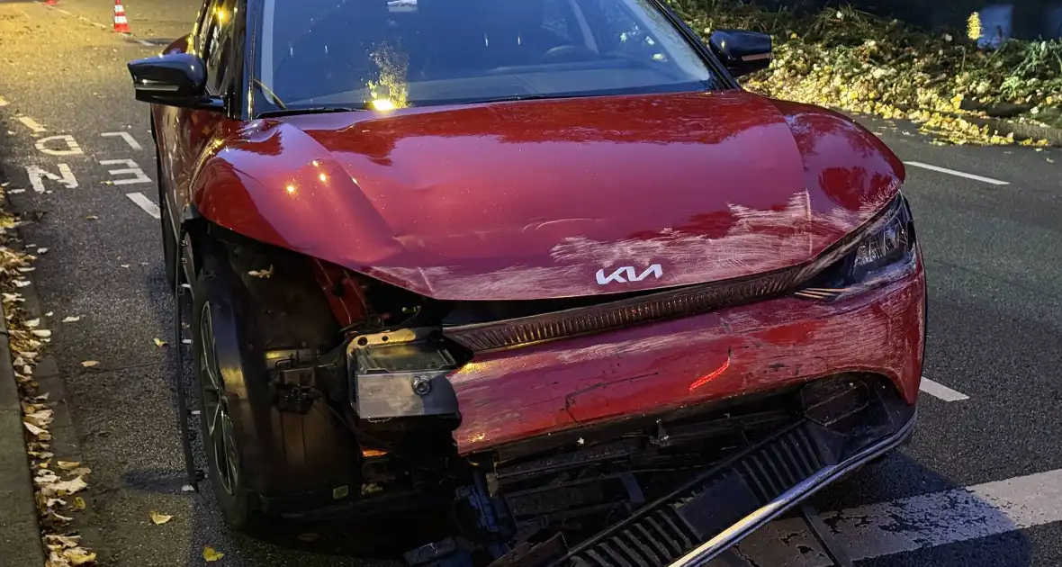 Automobilist crasht tegen twee woningen - Foto 10