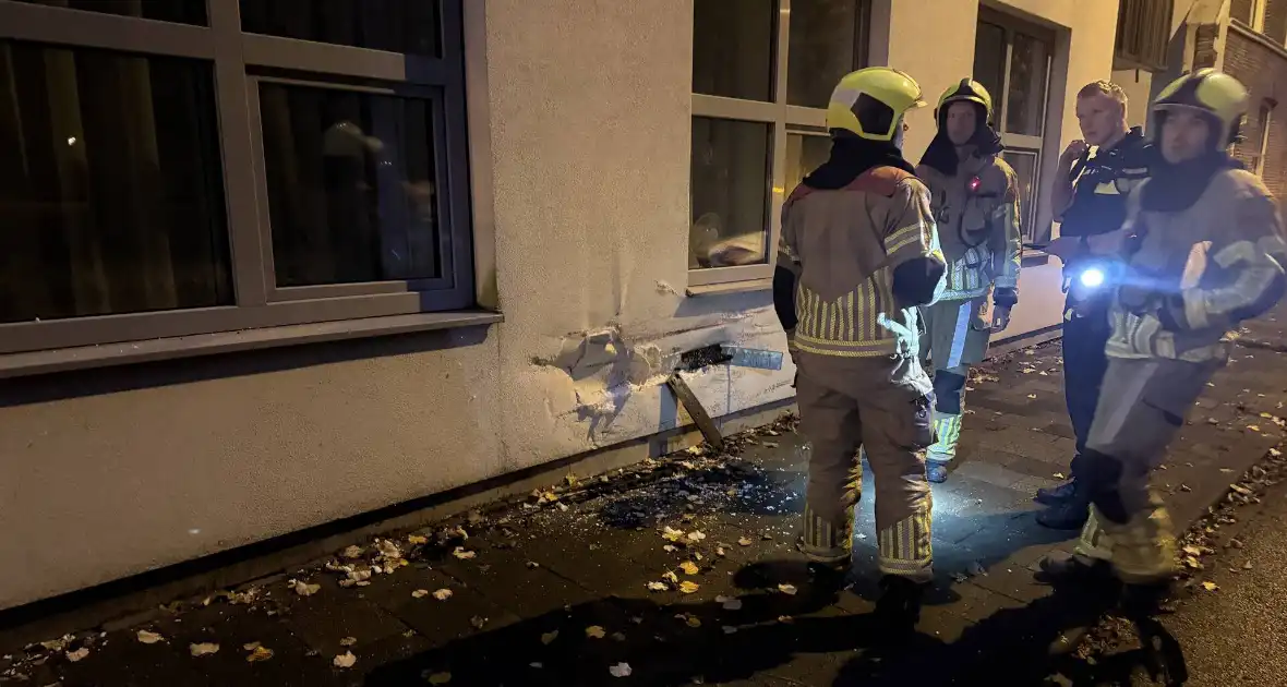 Automobilist crasht tegen twee woningen - Foto 2