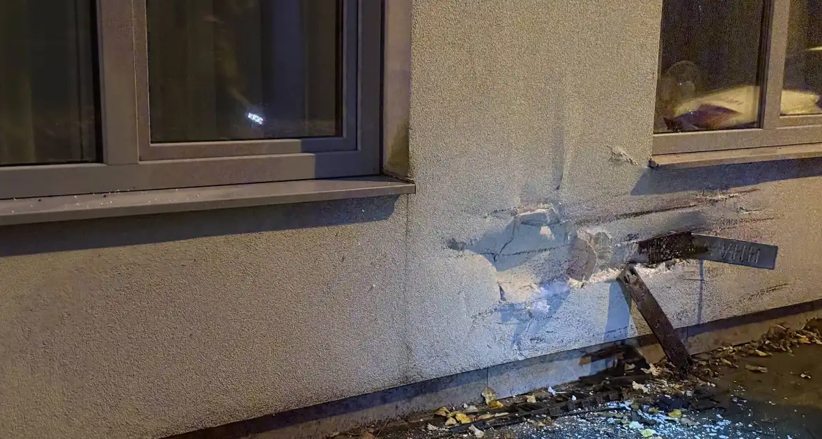 Automobilist crasht tegen twee woningen - Foto 3