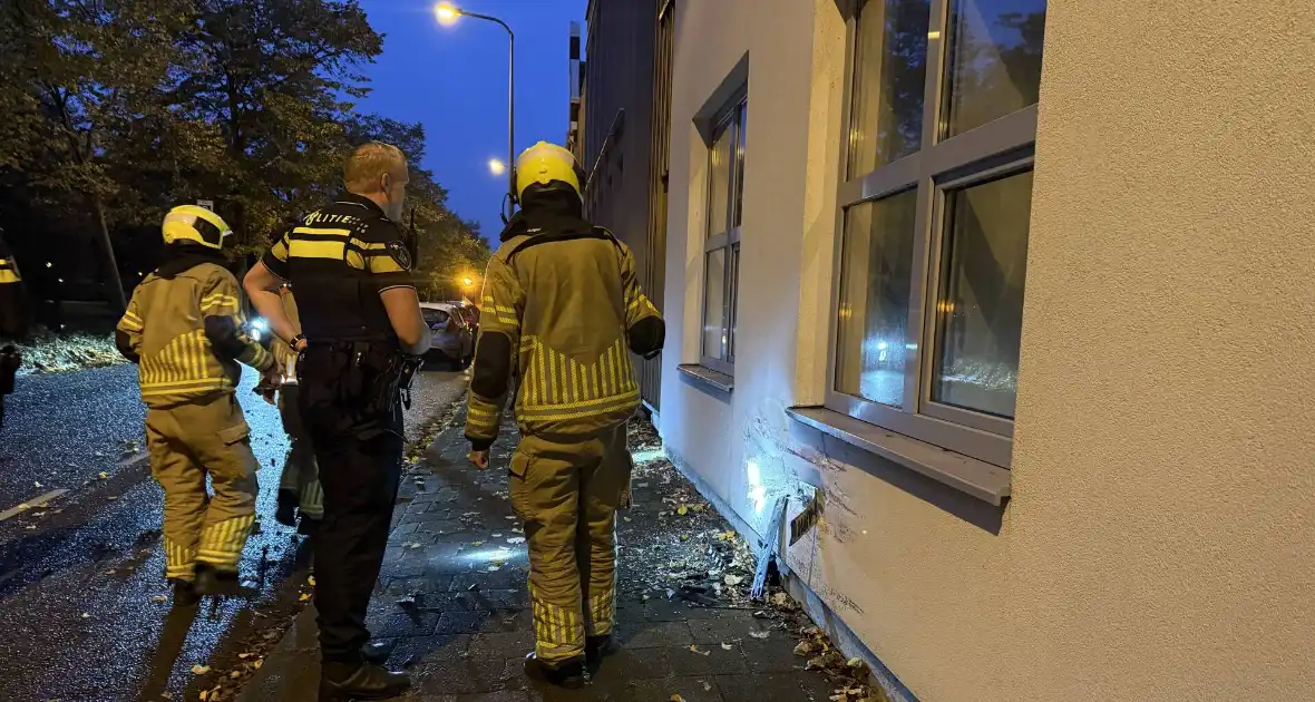 Automobilist crasht tegen twee woningen - Foto 4