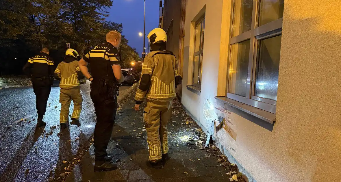 Automobilist crasht tegen twee woningen - Foto 5