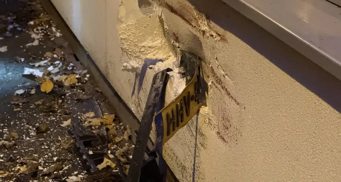 Automobilist crasht tegen twee woningen - Foto 6