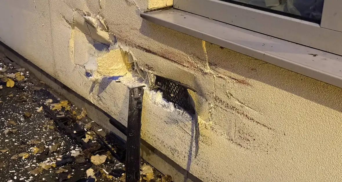 Automobilist crasht tegen twee woningen - Foto 7