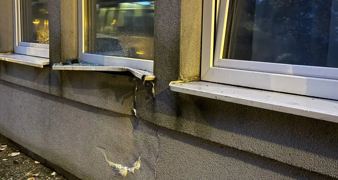 Automobilist crasht tegen twee woningen - Foto 8