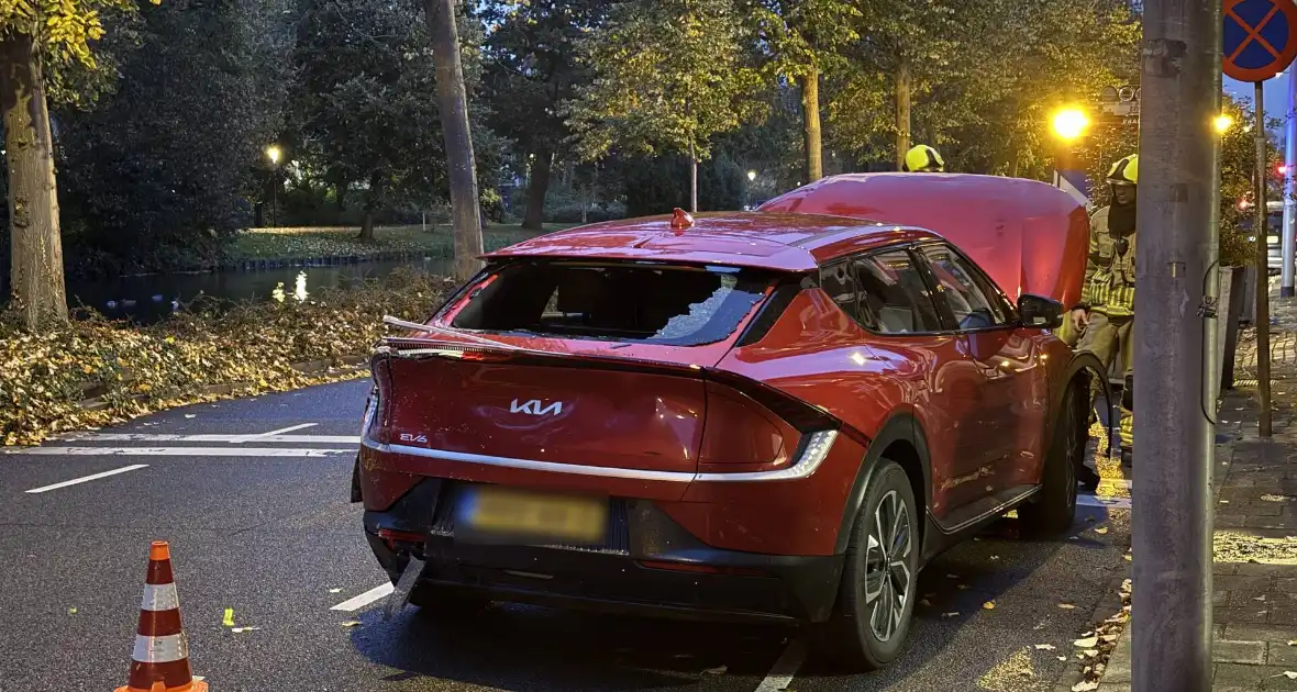 Automobilist crasht tegen twee woningen - Foto 9