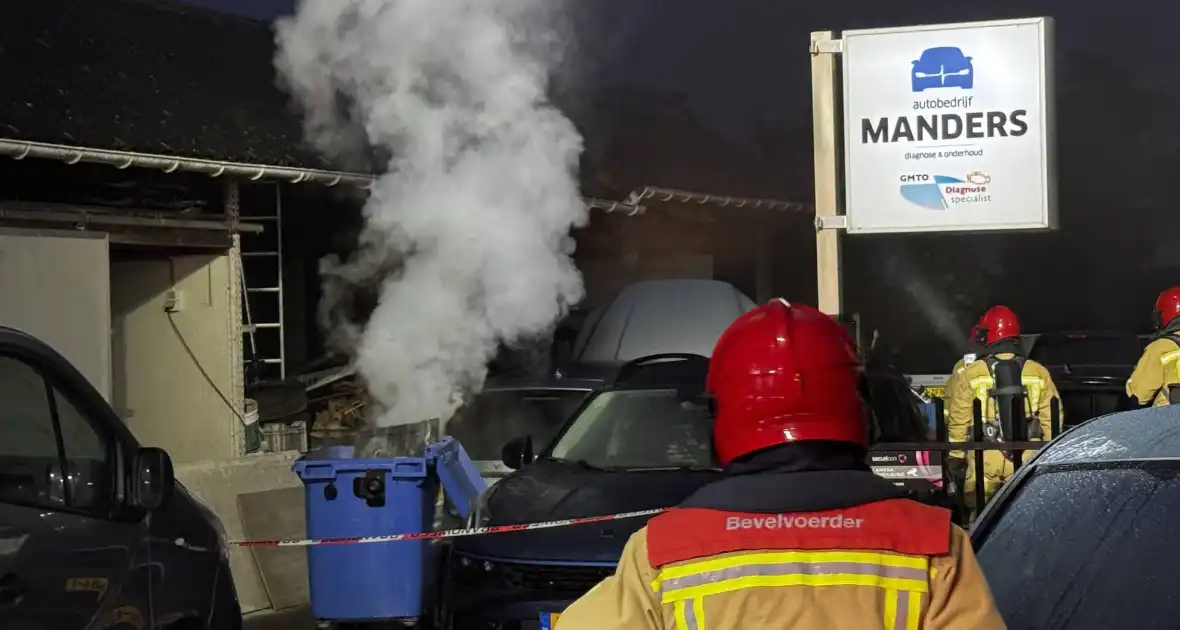 Brand in autobedrijf snel onder controle