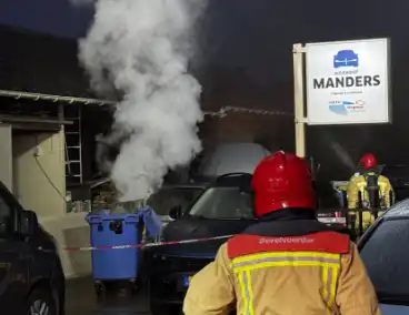 Brand in autobedrijf snel onder controle