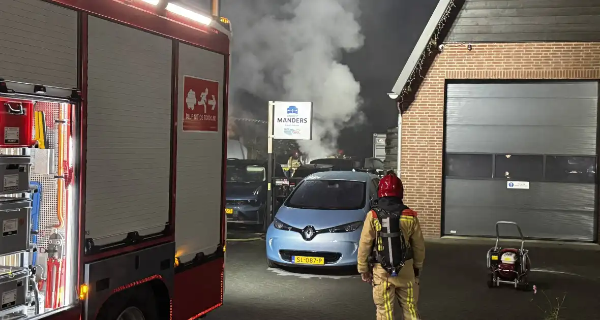 Brand in autobedrijf snel onder controle - Foto 1