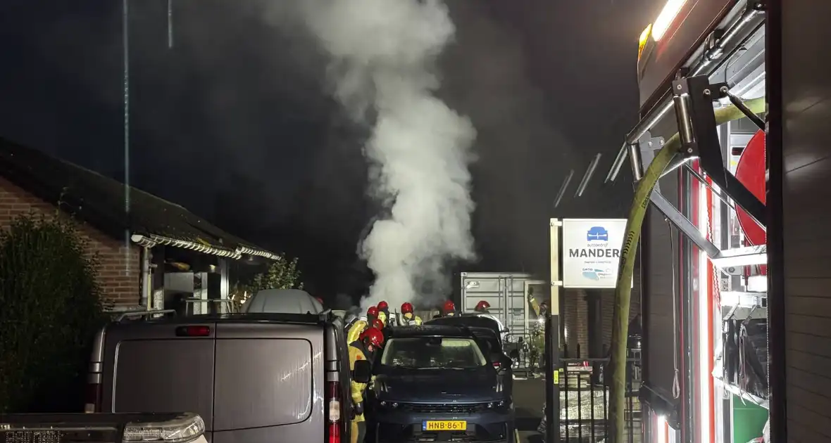 Brand in autobedrijf snel onder controle - Foto 2