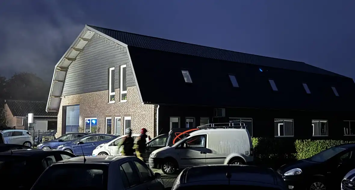 Brand in autobedrijf snel onder controle - Foto 3