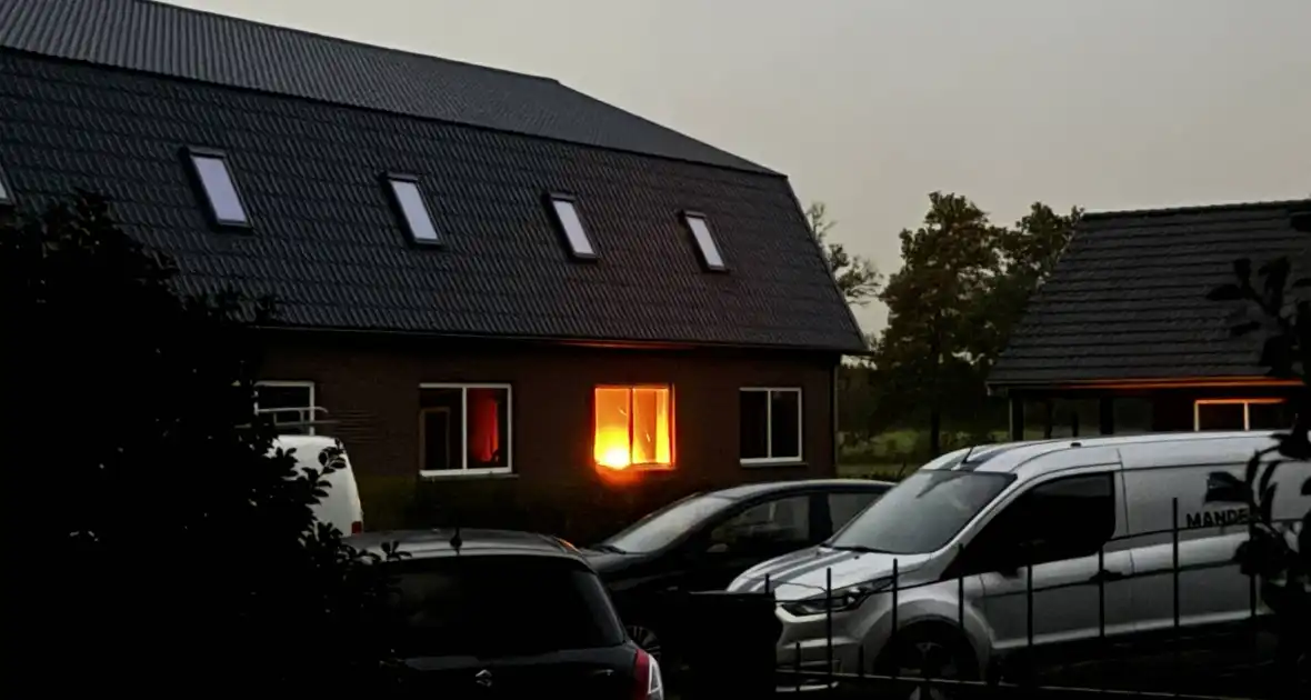 Brand in autobedrijf snel onder controle - Foto 4