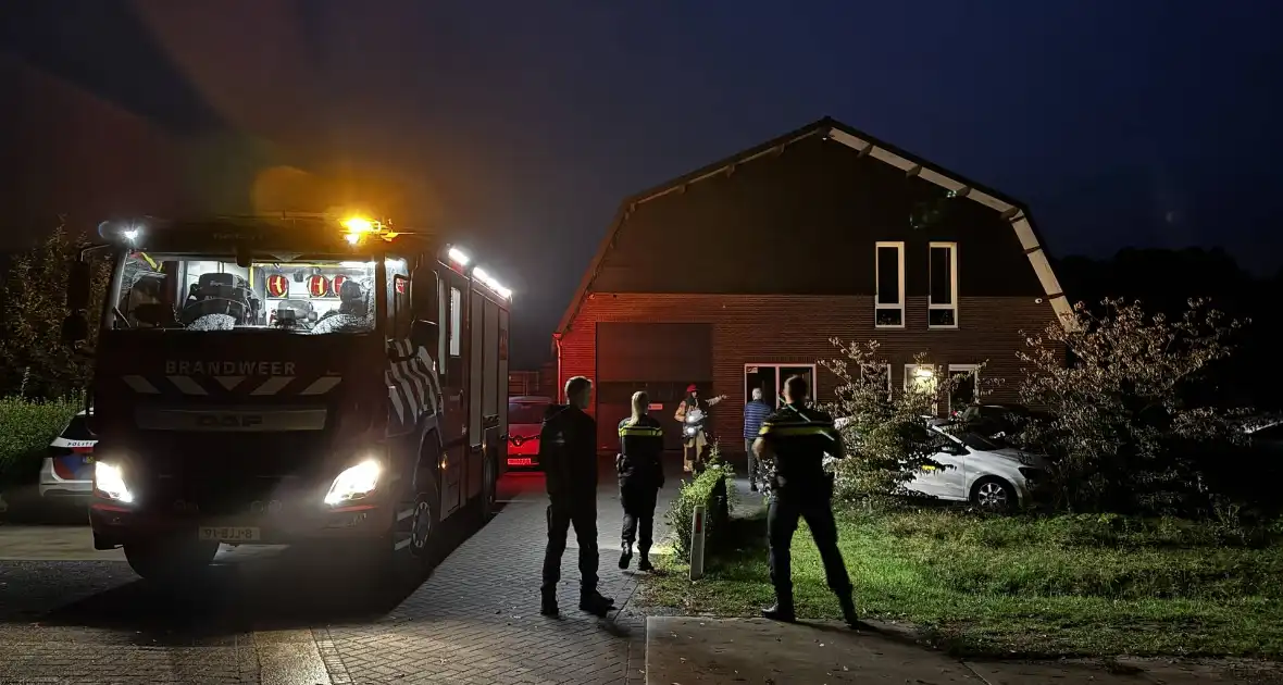 Brand in autobedrijf snel onder controle - Foto 6