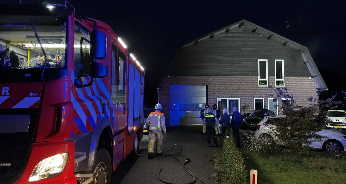 Brand in autobedrijf snel onder controle - Foto 7