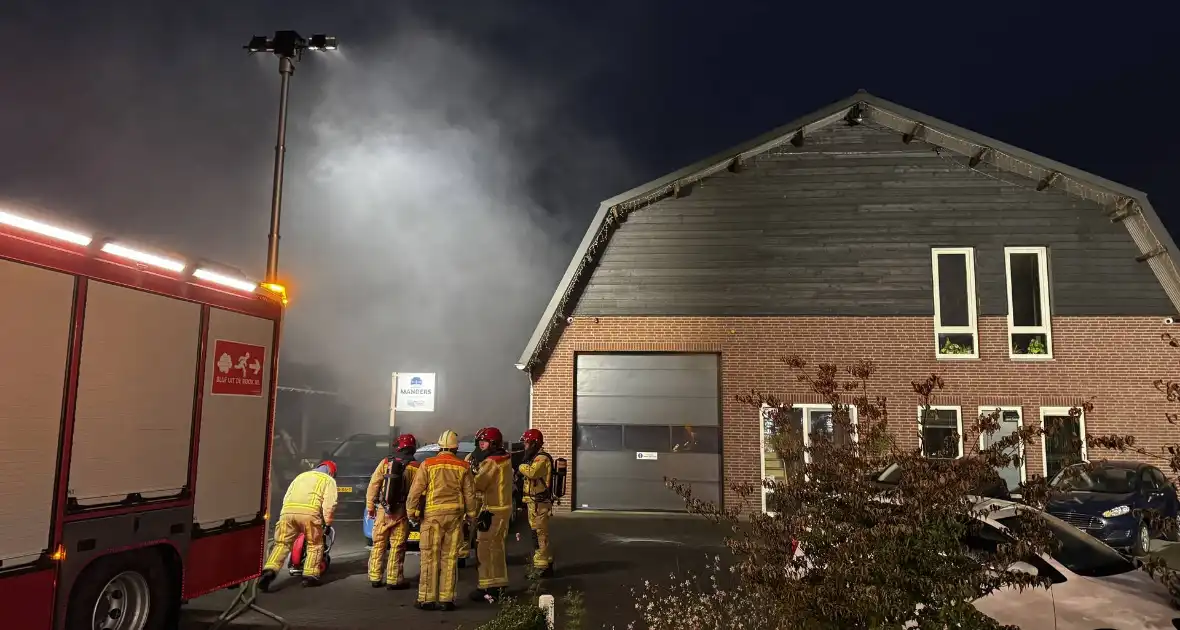 Brand in autobedrijf snel onder controle - Foto 8