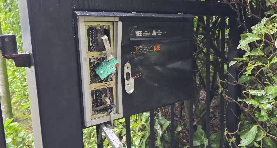 Toegangspoort zwaar beschadigd door knal