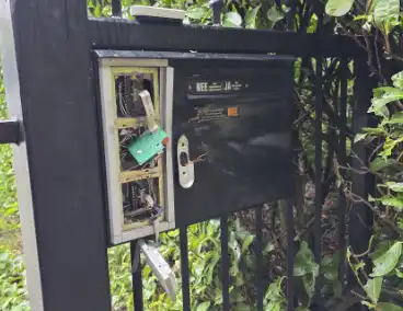 Toegangspoort zwaar beschadigd door knal