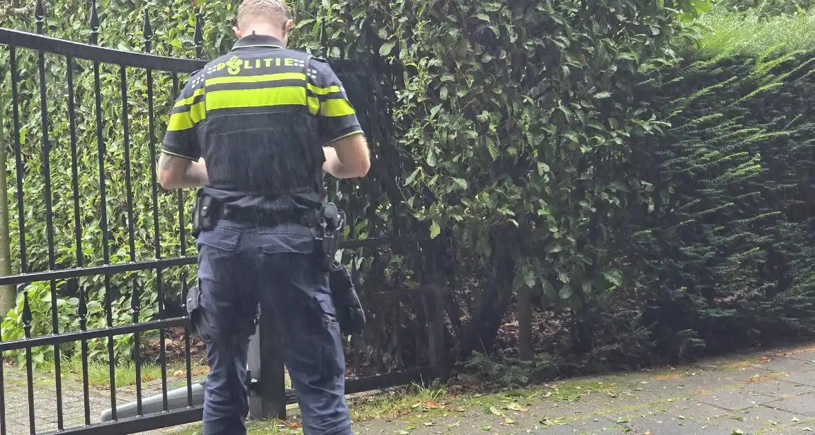 Toegangspoort zwaar beschadigd door knal - Foto 1