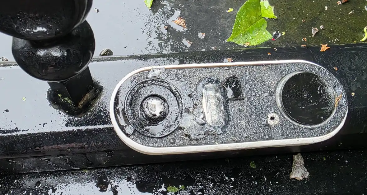 Toegangspoort zwaar beschadigd door knal - Foto 3