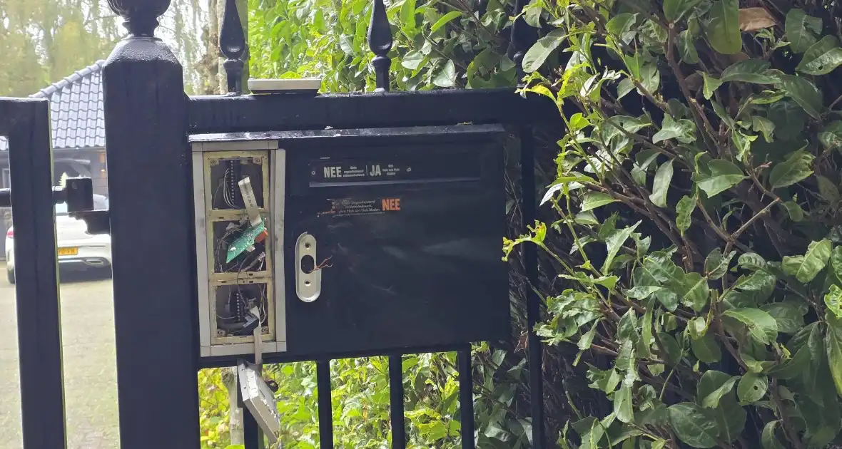 Toegangspoort zwaar beschadigd door knal - Foto 4