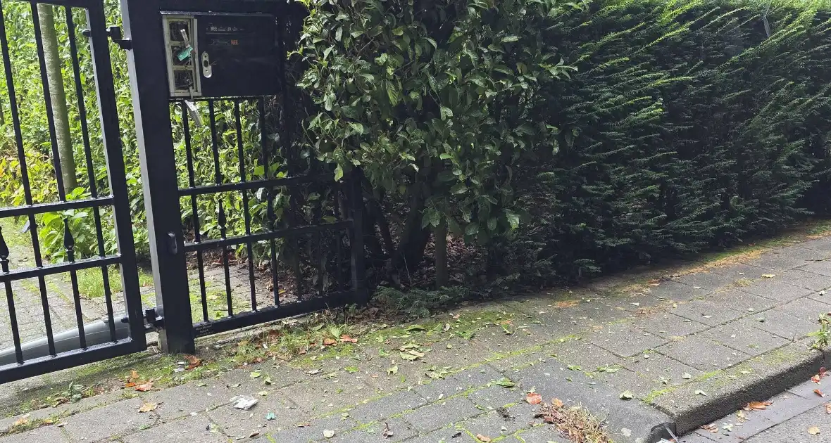 Toegangspoort zwaar beschadigd door knal - Foto 5