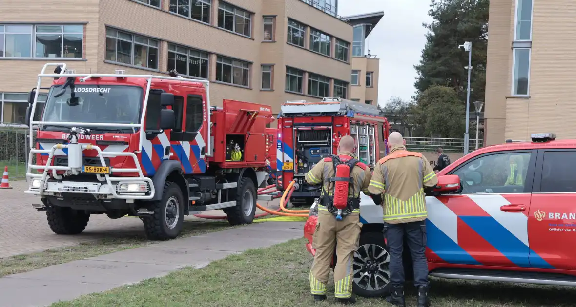 Brand in elektrische auto leidt tot ontruiming kantoorpand