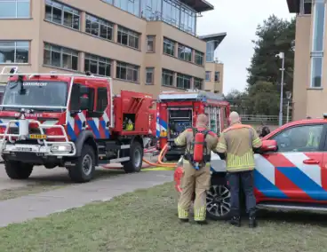 Brand in elektrische auto leidt tot ontruiming kantoorpand
