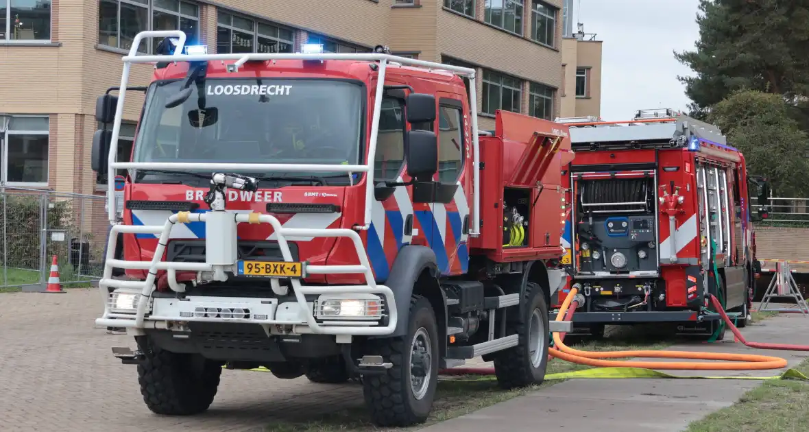 Brand in elektrische auto leidt tot ontruiming kantoorpand - Foto 1