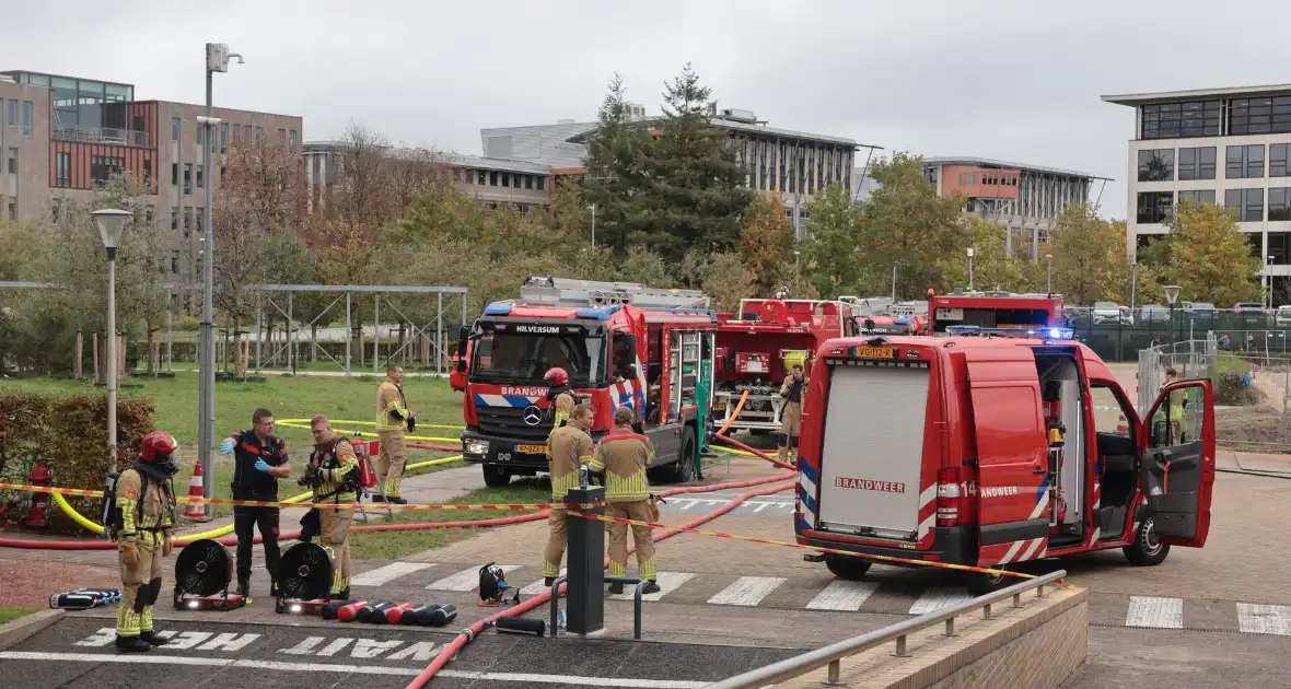 Brand in elektrische auto leidt tot ontruiming kantoorpand - Foto 10