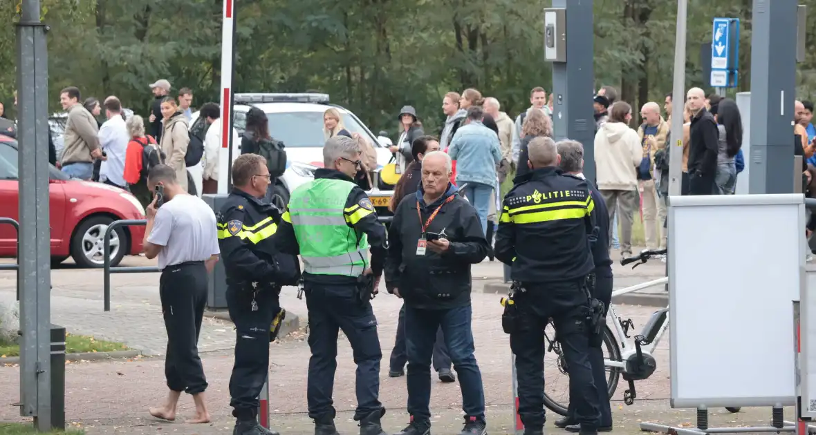 Brand in elektrische auto leidt tot ontruiming kantoorpand - Foto 12