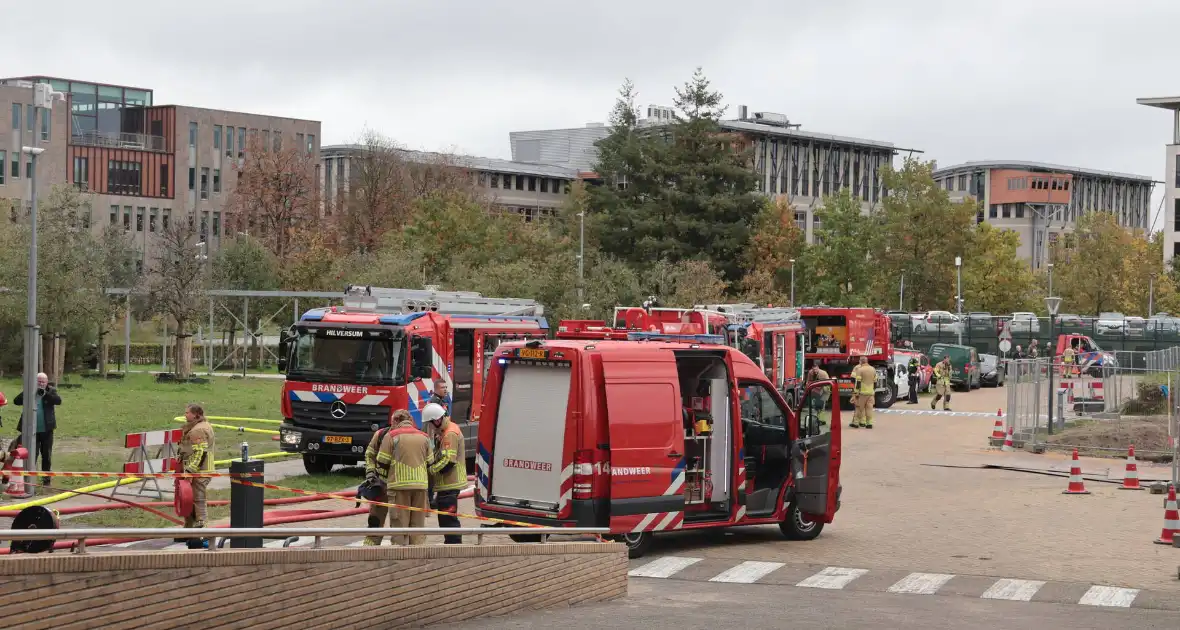 Brand in elektrische auto leidt tot ontruiming kantoorpand - Foto 14