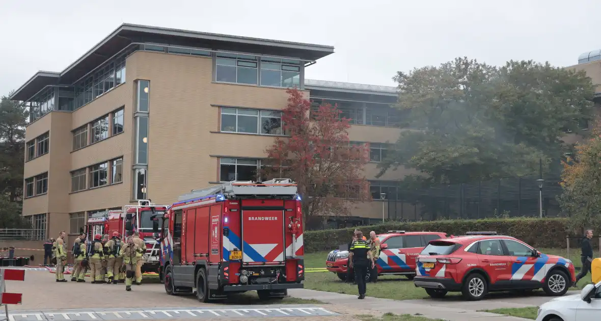 Brand in elektrische auto leidt tot ontruiming kantoorpand - Foto 2