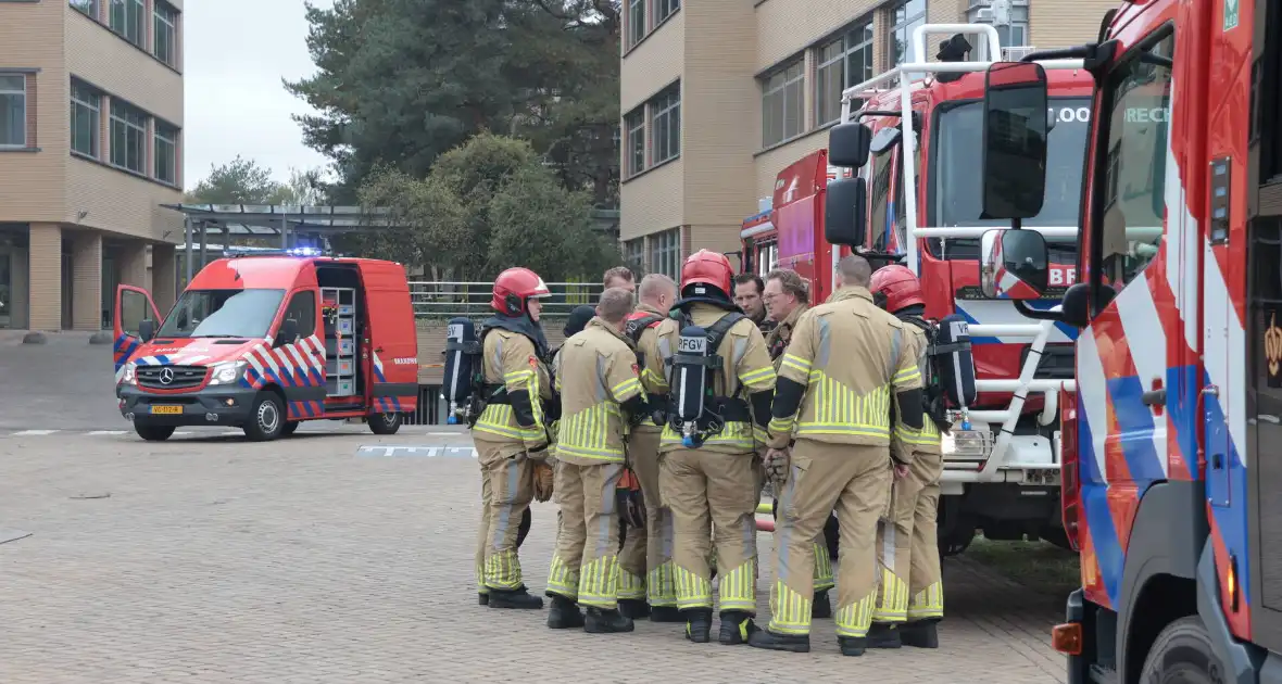 Brand in elektrische auto leidt tot ontruiming kantoorpand - Foto 3