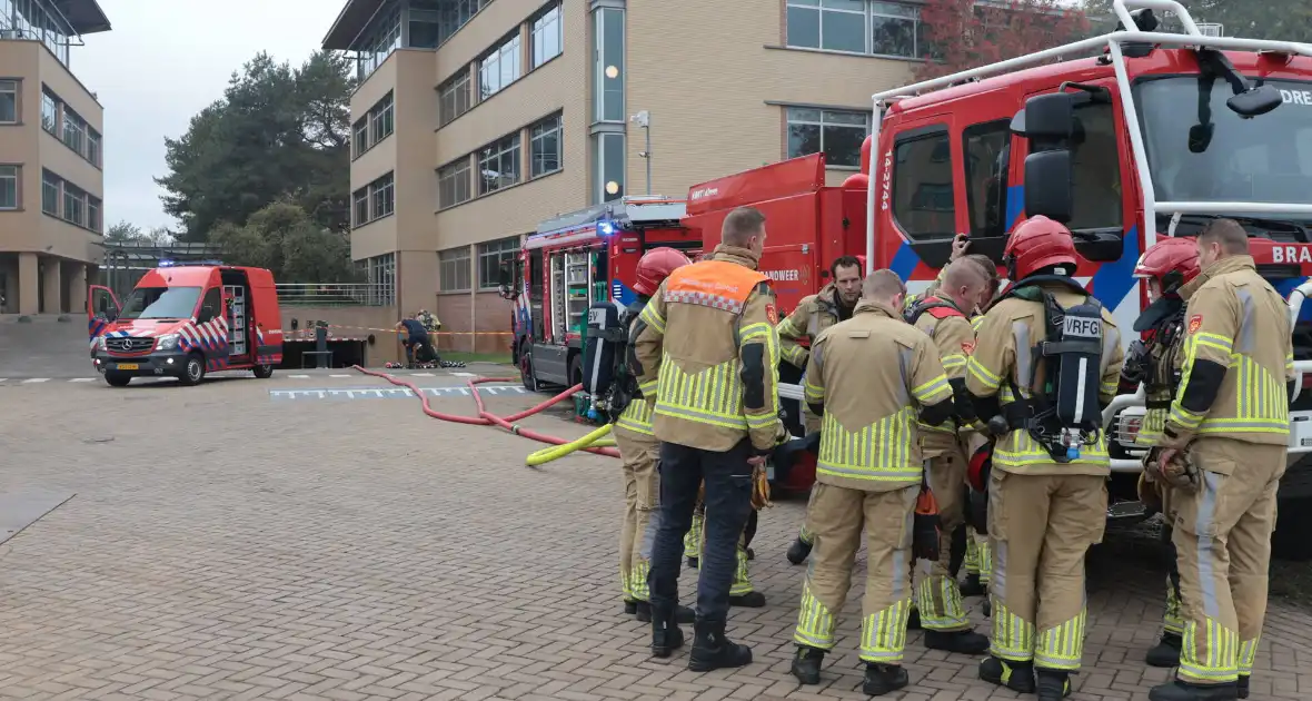 Brand in elektrische auto leidt tot ontruiming kantoorpand - Foto 4