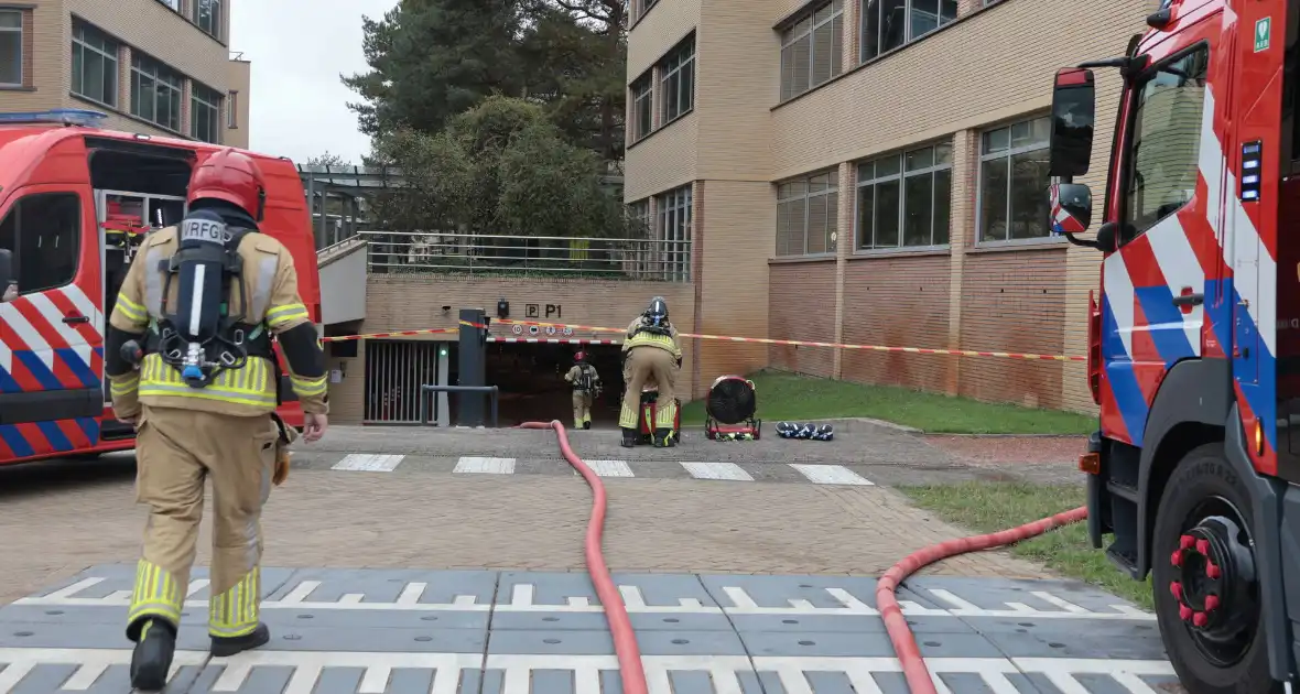 Brand in elektrische auto leidt tot ontruiming kantoorpand - Foto 5