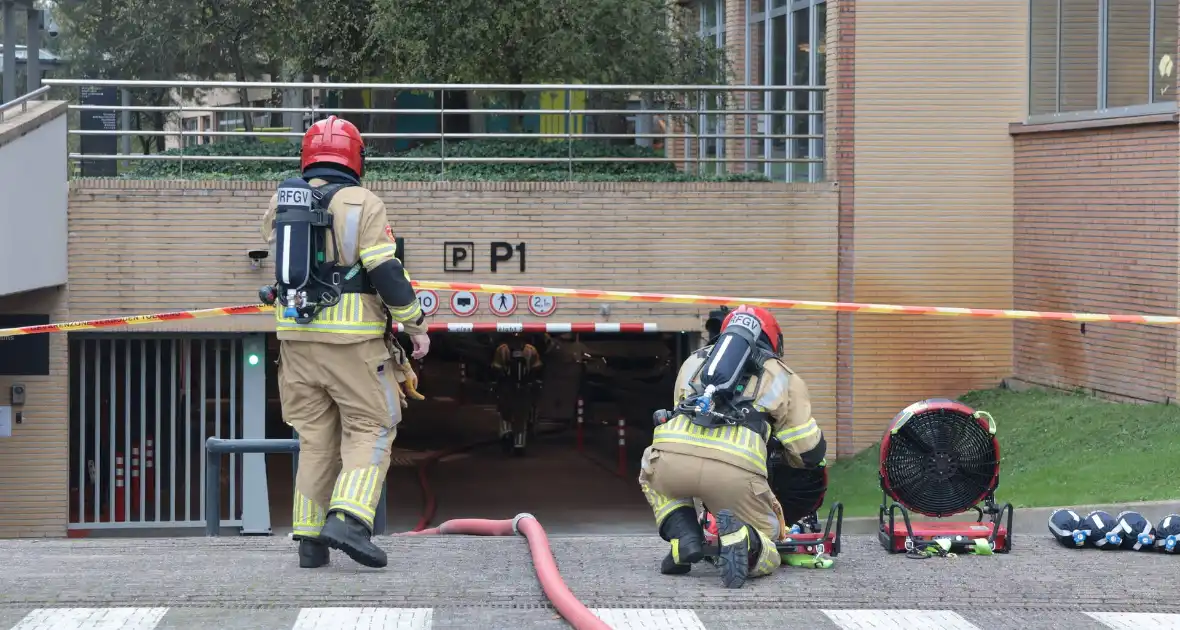 Brand in elektrische auto leidt tot ontruiming kantoorpand - Foto 6