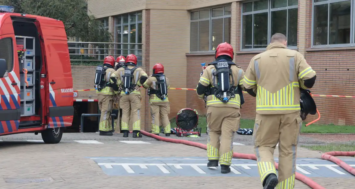 Brand in elektrische auto leidt tot ontruiming kantoorpand - Foto 7